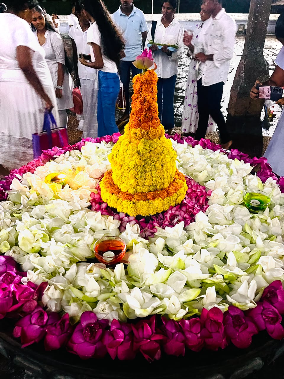 විභාගයට පෙර සිදු කරණ රුවන්වැලිසෑය අසල  කරනු ලබන්නාවූ ආශිර්වාද පූජාව