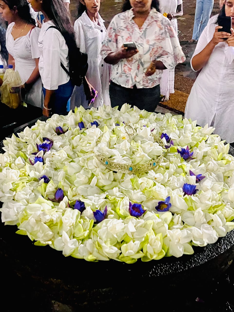 විභාගයට පෙර සිදු කරණ රුවන්වැලිසෑය අසල  කරනු ලබන්නාවූ ආශිර්වාද පූජාව