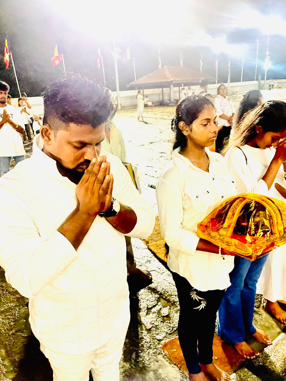 විභාගයට පෙර සිදු කරණ රුවන්වැලිසෑය අසල  කරනු ලබන්නාවූ ආශිර්වාද පූජාව