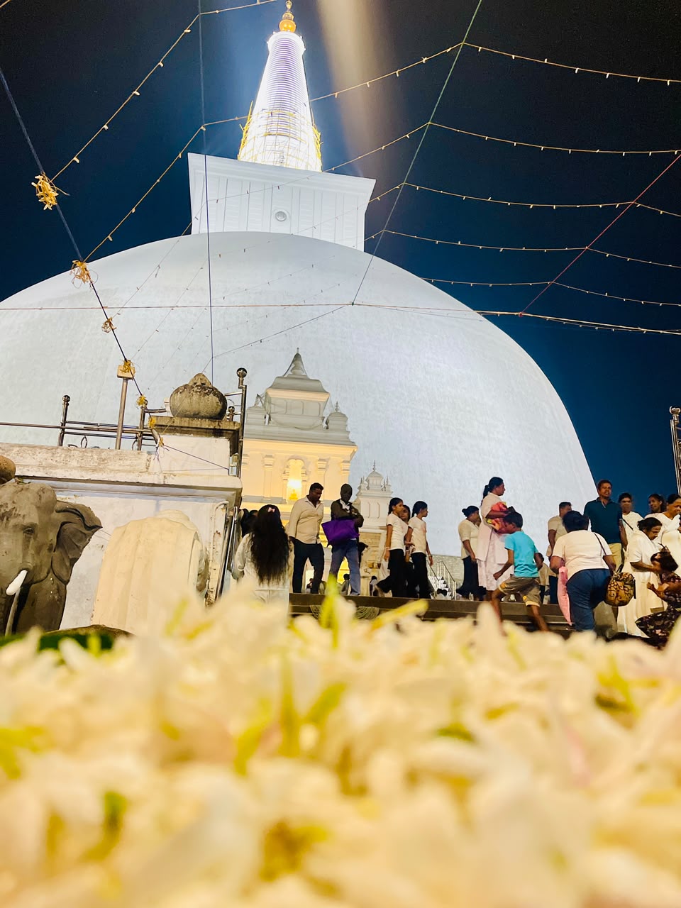 විභාගයට පෙර සිදු කරණ රුවන්වැලිසෑය අසල  කරනු ලබන්නාවූ ආශිර්වාද පූජාව